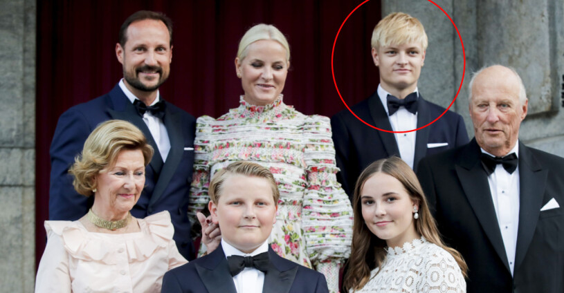 Marius Borg med sin kungliga familj. Norska kungafamiljen Kronprins Haakon Kronprinsessan Mette-Marit Kung Harald Drottning Sonja Prinsessan Ingrid Alexandra Prins Sverre Magnus Marius Borg Høiby