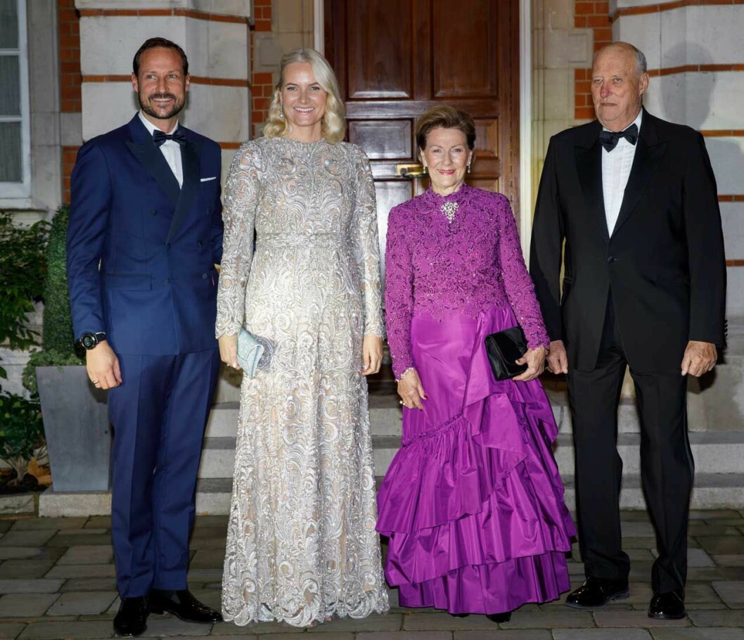 Kronprins Haakon, kronprinsessan Mette-Marit, drottning Sonja och kung Harald på väg till prins Charles 70-årsfest på Buckingham Palace.