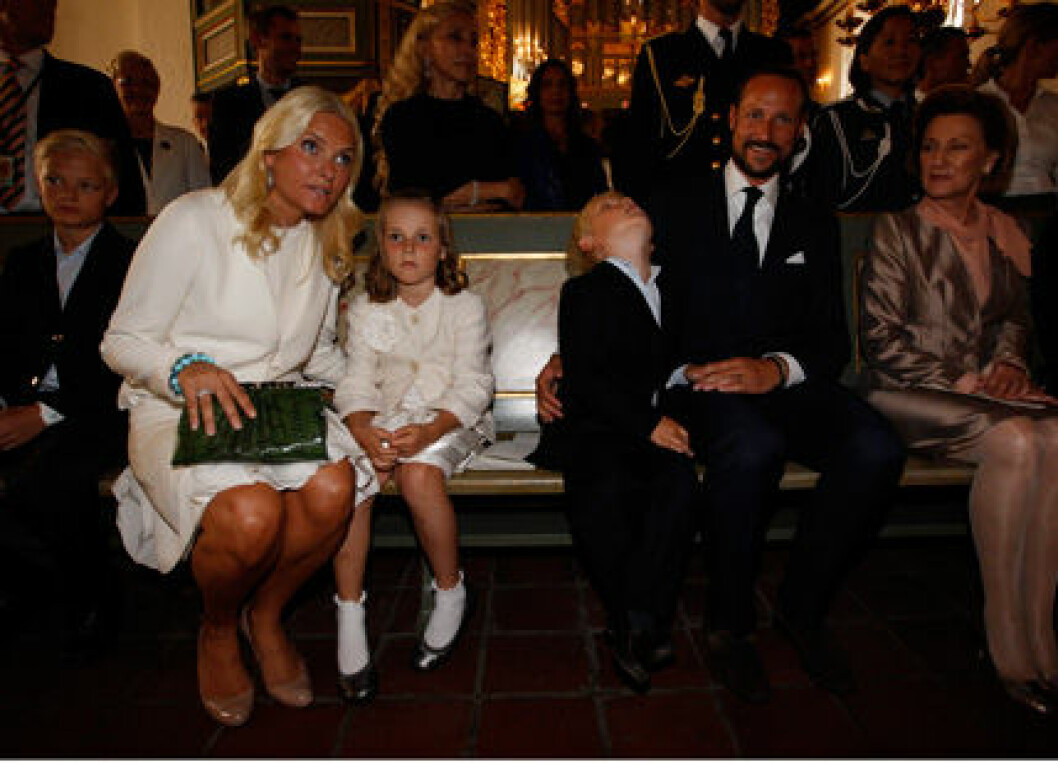 Mette Marit och Haakon sitter tillsammans med sina barn.