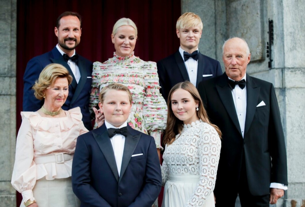 Hela kronprinsfamiljen med kungaparet samlad till prinsessan Ingrid Alexandras konfirmation, sommaren 2019. Hela kronprinsfamiljen med kungaparet samlad till prinsessan Ingrid Alexandras konfirmation, sommaren 2019.