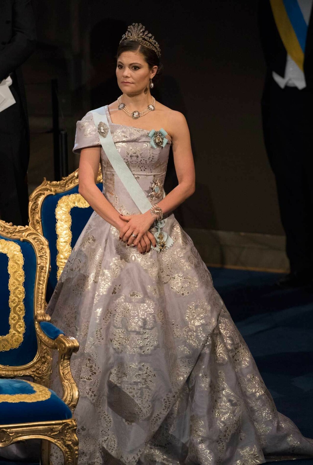 År 2016 skrev Victoria historia när hon valde att bära H&M på Nobelbanketten. I håret bar hon Ståldiademet. victoria nobel
