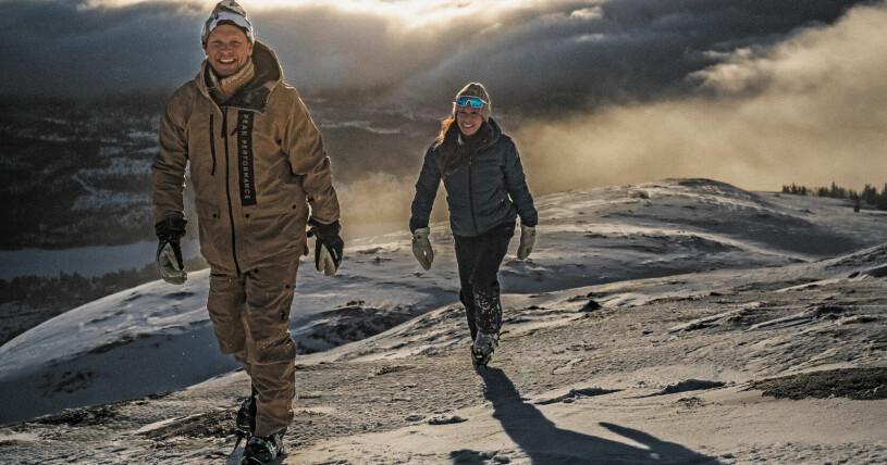 Man får också följa med på Tobias Karlssons och Magdalena Forsbergs vandring upp för Kilimanjaro i boken. Tobias Karlsson och Magdalena Forsberg bestiger Kilimanjaro