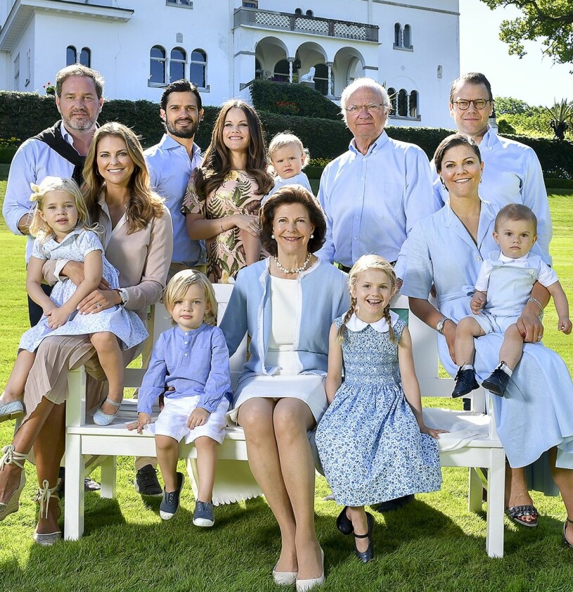 Kungafamiljen samlad på Solliden 2017. Sedan dess har kungaparet fått tre barnbarn till: Prins Gabriel, prinsessan Adrienne och prins Julian. Kungafamiljen på Solliden Gruppfoto