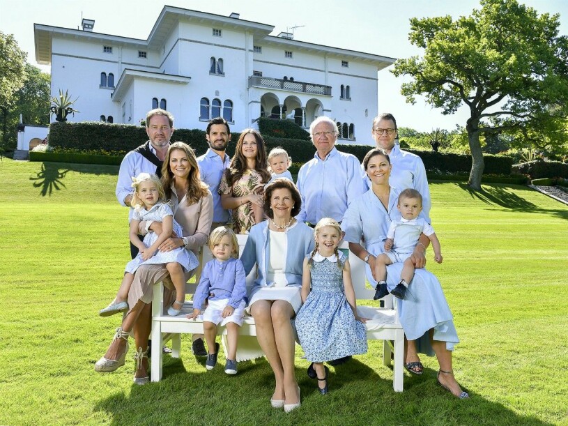 Kungafamiljen framför sitt sommarslott. Kungafamiljen framför Sollidens slott Öland 2017