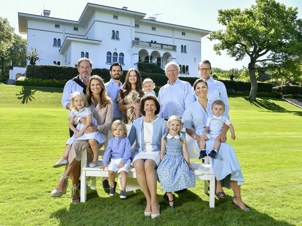 Det hängde på en skör tråd, men nu blir det fritt fram för kungafamiljen att åka till Solliden. Kungafamiljen framför Sollidens slott.