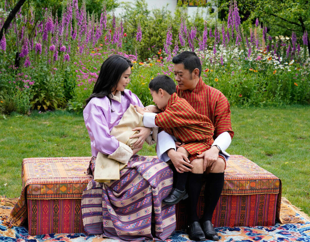 Kunglig familjelycka. Nya babyn i kungafamiljen i Bhutan.