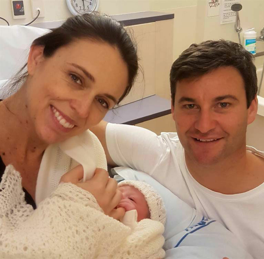 Nya Zeelands premiärminister Jacinda Ardern och hennes man ClarkGayford visar upp lilla bebis Neve Te Aroha som de fick i midsomras. Nya Zeelands premiärminister Jacinda Ardern och hennes man ClarkGayford visar upp lilla bebis Neve Te Aroha som de fick i midsomras.