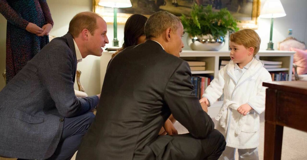 Paret Obama är även nära vänner med William och Kate och lekte med prins George för tre år sedan. Paret Obama är även nära vänner med William och Kate och lekte med prins George för tre år sedan.