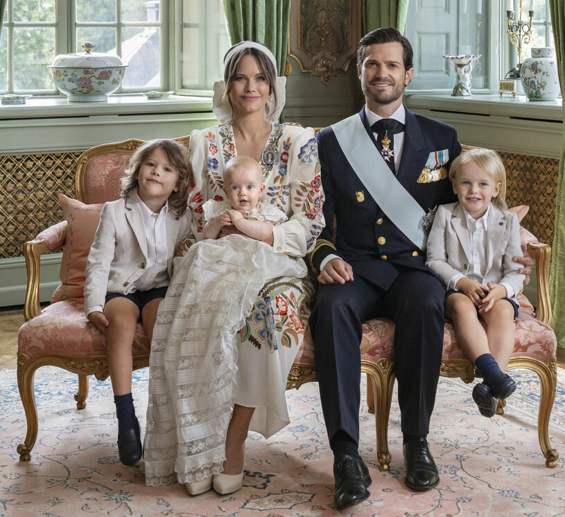 Hela familjen samlad. Prinsessan Sofia Prins Carl Philip Prins Alexander Prins Julian Prins Gabriel Barnen