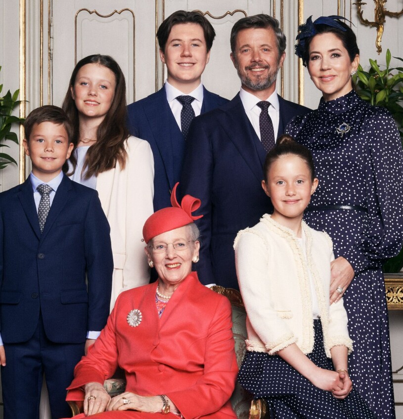 Kronprinsessan Mary med svärmor drottningen och sin stora familj. Kronprins Frederik och Kronprinsessan Mary med sina barn samt med drottning Margrethe