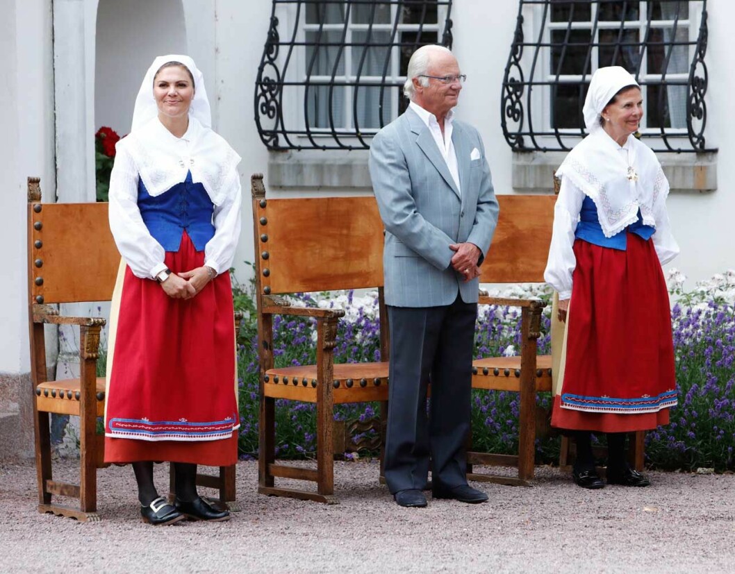 Inget Årets ölänning utan de här gedigna läderklädda tronstolarna. Kungafamiljen på Solliden i samband med ceremonin för Årets ölänning 2019.