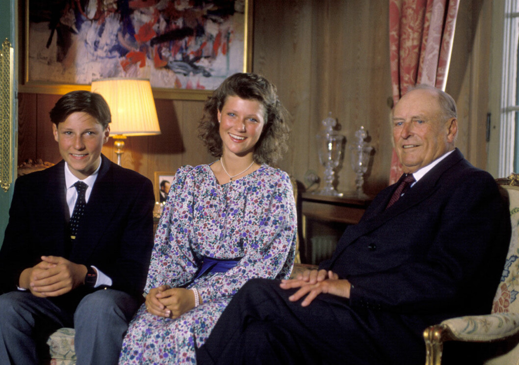 Kung Olav på ålderns höst med kronprins (dåvarande prins) Haakon och prinsessan Märtha Louise. Kung Olav med kronprins Haakon och prinsessan Märtha Louise.