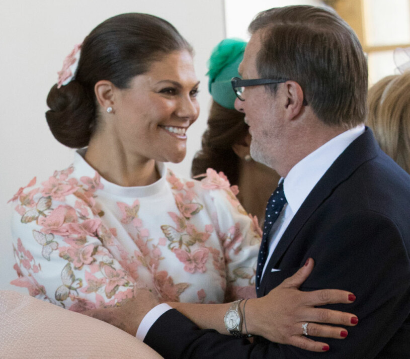 Kronprinsessan Victoria med svärfar Olle. Kronprinsessan Victoria med prins Daniels pappa Olle Westling