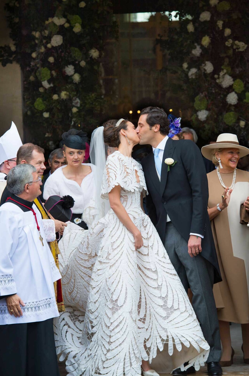 Brudgummen Jean-Christophe Napoléon är barn till kejsar Napoléon Bonapartes ättling, Charles Napoléon Bonaparte, och prinsessan Béatrice av Bourbon-Deaux–Siciles. Olympia i Oscar de la Renta