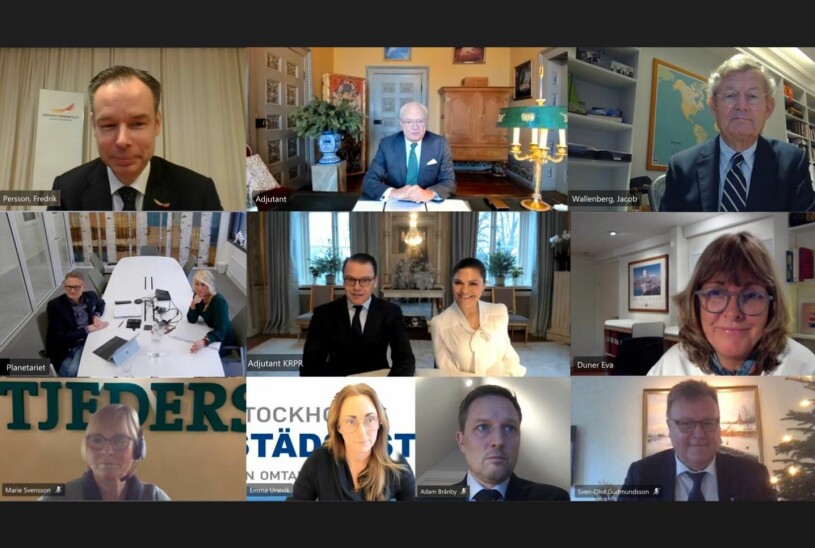 Onsdagen den 16 december höll kungen, kronprinsessan och prins Daniel ett videomöte med svenska näringslivsrepresentanter för att få information om hur covid-19-pandemin fortsätter att påverka företagen. Victoria bar en vit knytblus från Mayla.