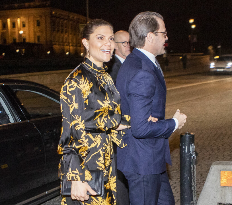 Detta blev en ovanligt glammig tisdagskväll! Kronprinsessan Victoria och prins Daniel på Kungliga Operan. Gul och svart mönstrad klänning från Dagmar.