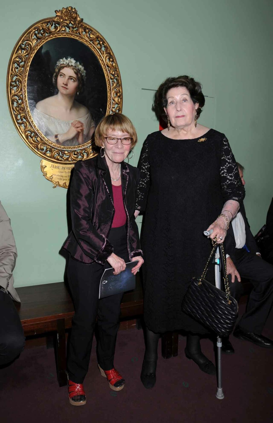 Trogna operagäster är Gunilla Jensen, dramaturg och Ingrid Samzelius. Trogna operagäster är Gunilla Jensen, dramaturg och Ingrid Samzelius.
