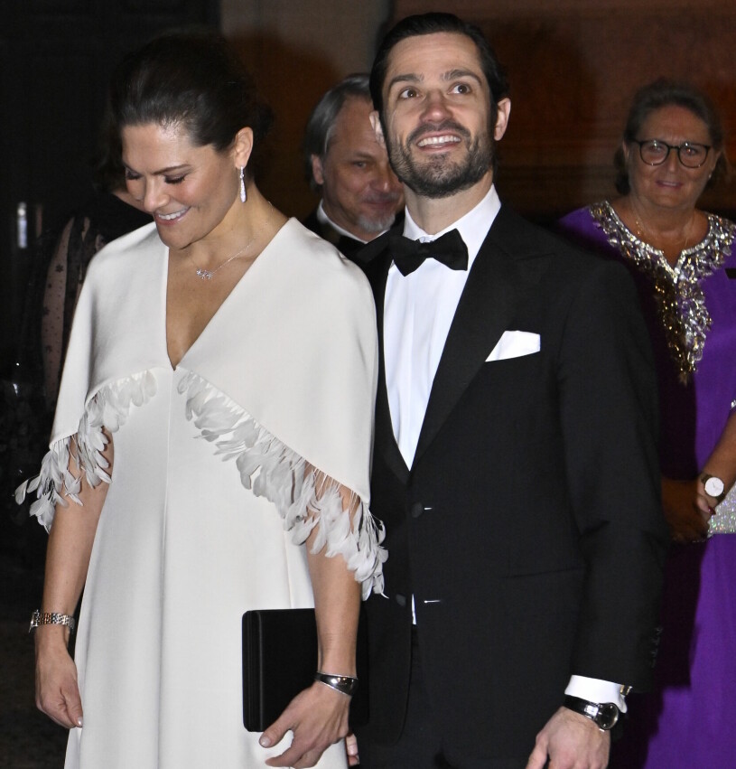Victoria och Carl Philip håller tätt ihop när deras respektive inte är på plats.