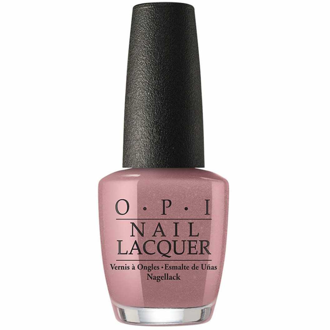 Morkbeige-nagellack-OPI-manikyr