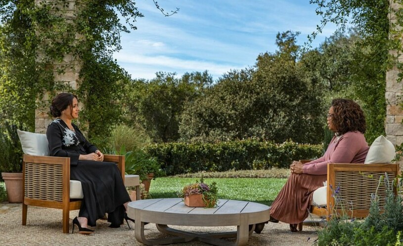 Gav upp efter bara 18 månader. Meghan Markle bär en svart Armani-klänning med en prislapp på närmare 50 000 svenska kronor. Och prinsessan Dianas Cartier-armband. Oprah Winfrey Meghan Markle Oprah With Meghan And Harry – A Primetime Special