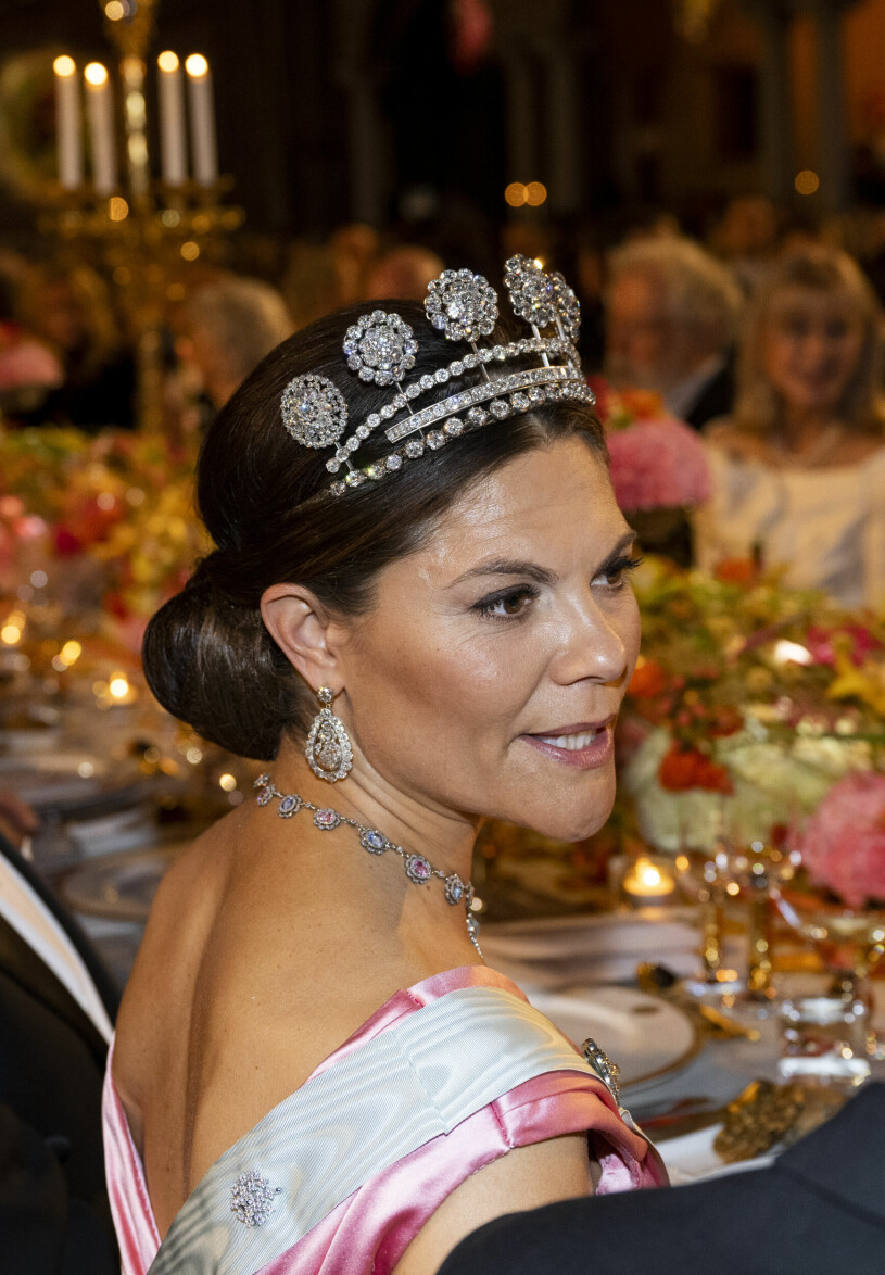 ...och här har Victoria äntligen dem! Kronprinsessan Victoria i portätt på Nobelbanketten