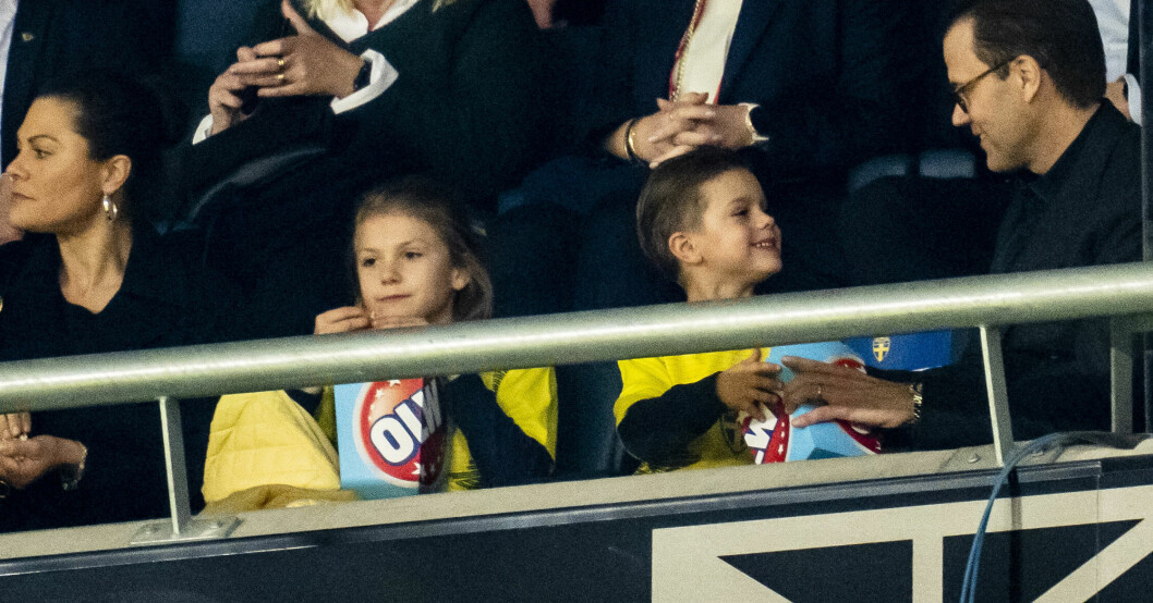 Men prins Oscar då? Jodå, han verkar gilla popcorn han också. Fast inte lika passionerat som Estelle! Prinsessan Estelle Prins Oscar Popcorn Friends VM-kval fotboll