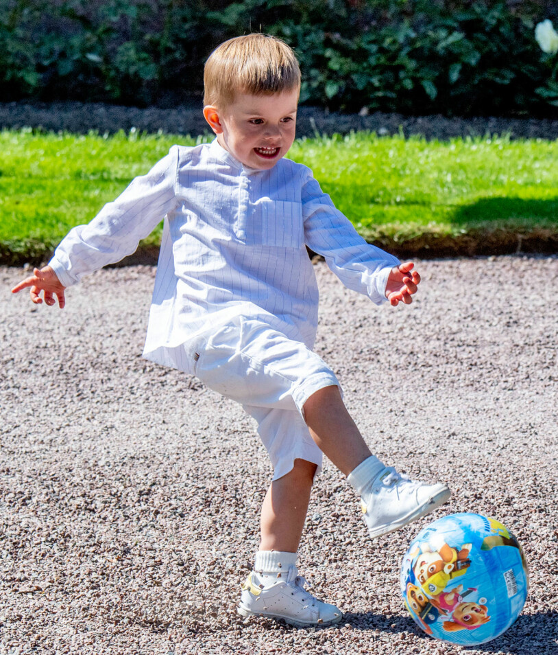 Har vi en mini-Zlatan på g? Prins Oscar och hans vassa högerfot.