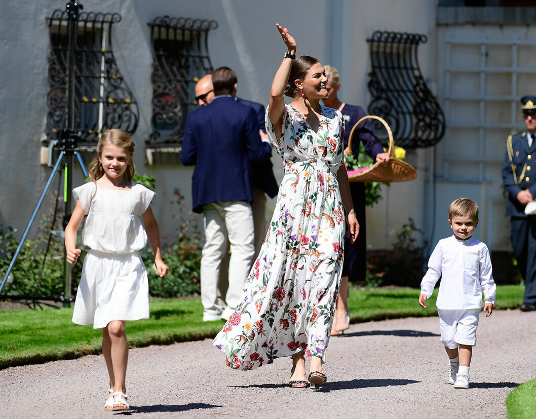 Prins Oscar kommer att få ett friare liv än Estelle. Men inte fullt så fritt som sina kusiner. prins oscar