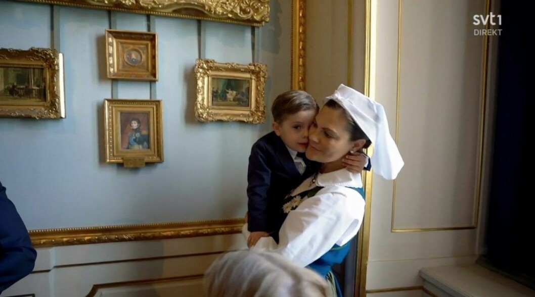 Prins Oscar trivs bäst i mamma Victorias famn. Och han gav henne flera pussar under rundturen! prins oscar kronprinsessan victoria nationaldagen 2020