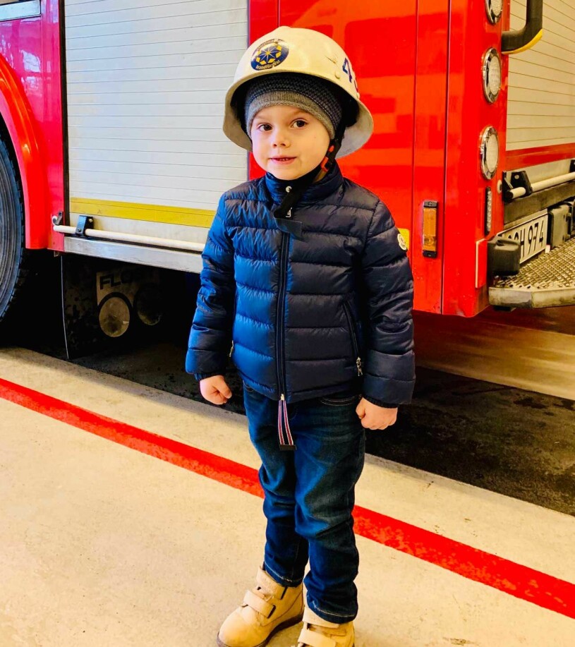 För två år sedan fick prins Oscar hänga med pappa Daniel till Brännkyrka brandstation, vilken lycka! Prins Oscar Brännkyrka brandstation 2019