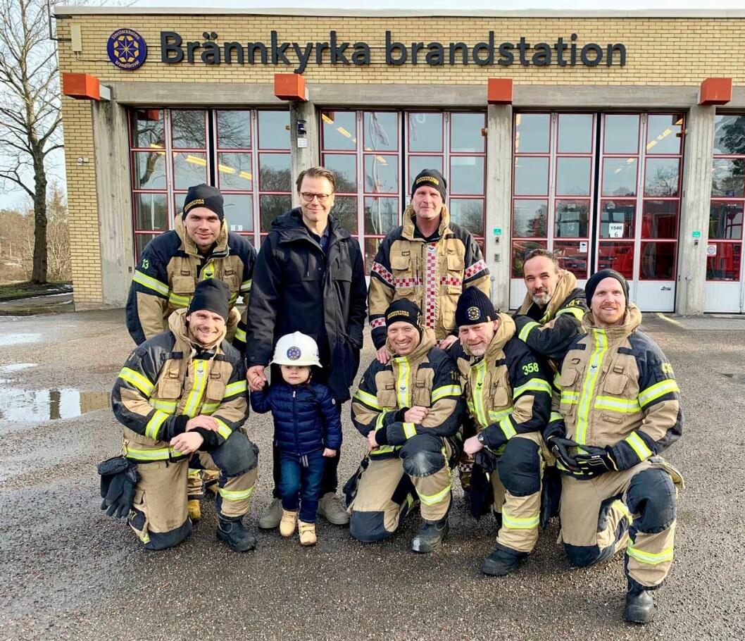 Prins Oscar och prins Daniel tar ett gruppfoto med brandmännen vid Brännkyrka brandstation.