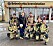 Prins Oscar och prins Daniel tar ett gruppfoto med brandmännen vid Brännkyrka brandstation.