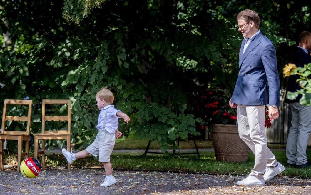 Oscar spelade fotboll med prins Daniel.