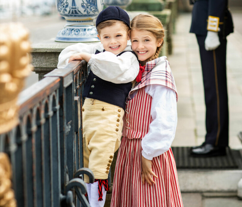 Prinsessan Estelle och prins Oscar i dräkter från sina hertigdömen Västergötland respektive Skåne. Prins Oscar och prinsessan Estelle på nationaldagen 2020