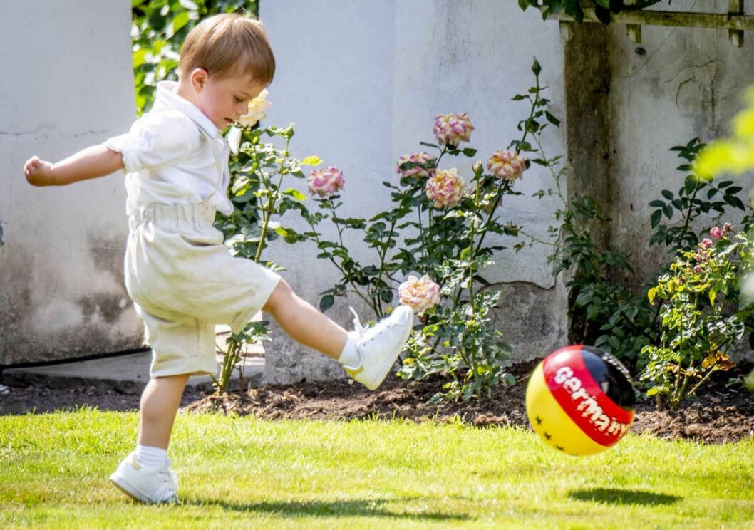 Prins Oscar är redan en liten fotbollskille, och han har en vass högerfot.