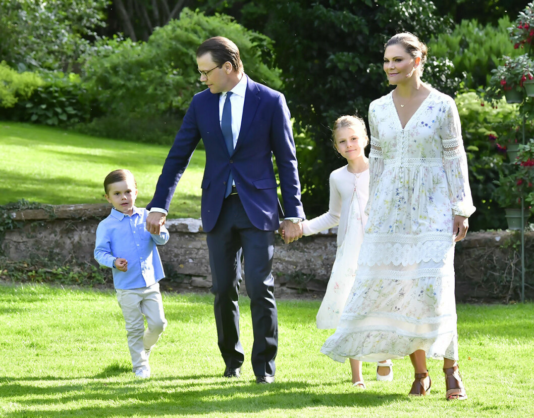 Där är han ju! Han fick springa ikapp resten av familjen, och sen höll han pappa Daniel i handen.