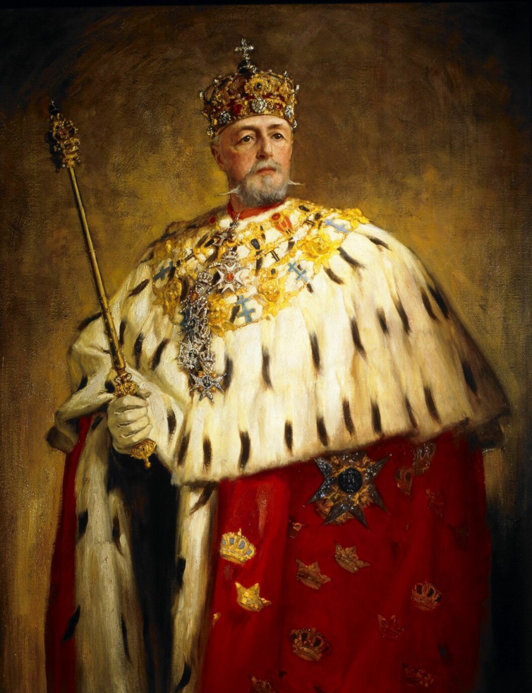 Oscar II i kröningskronan. Ser ni rosetterna på sidan av dem? Det är de som numera utgör Karl Johan-diademet. Oscar II
