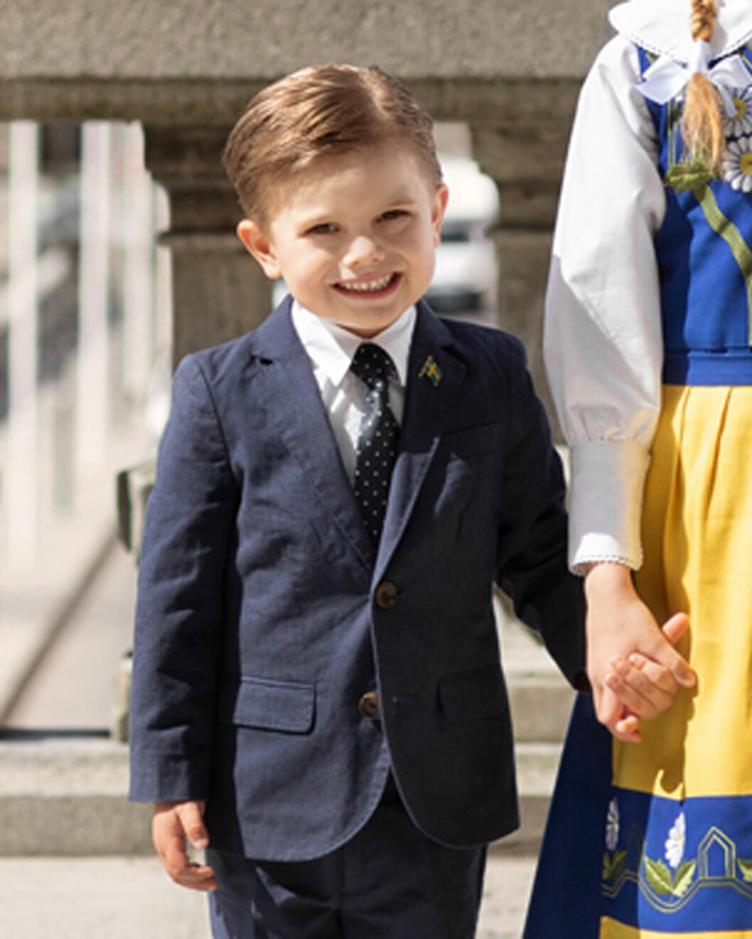 Som en liten kopia av pappa Daniel. Prins Oscar i kostym på Nationaldagen 2020.
