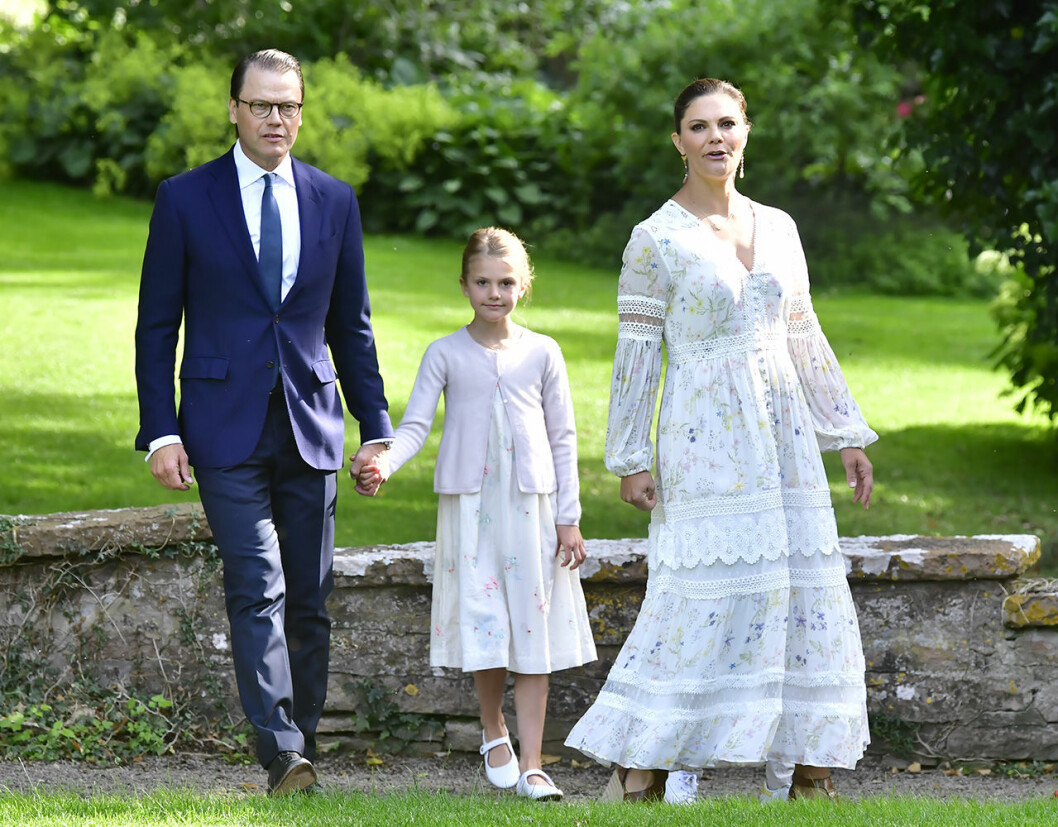 Daniel, Estelle och Victoria anländer till trädgården utanför slottet på Solliden, men vart är Oscar?