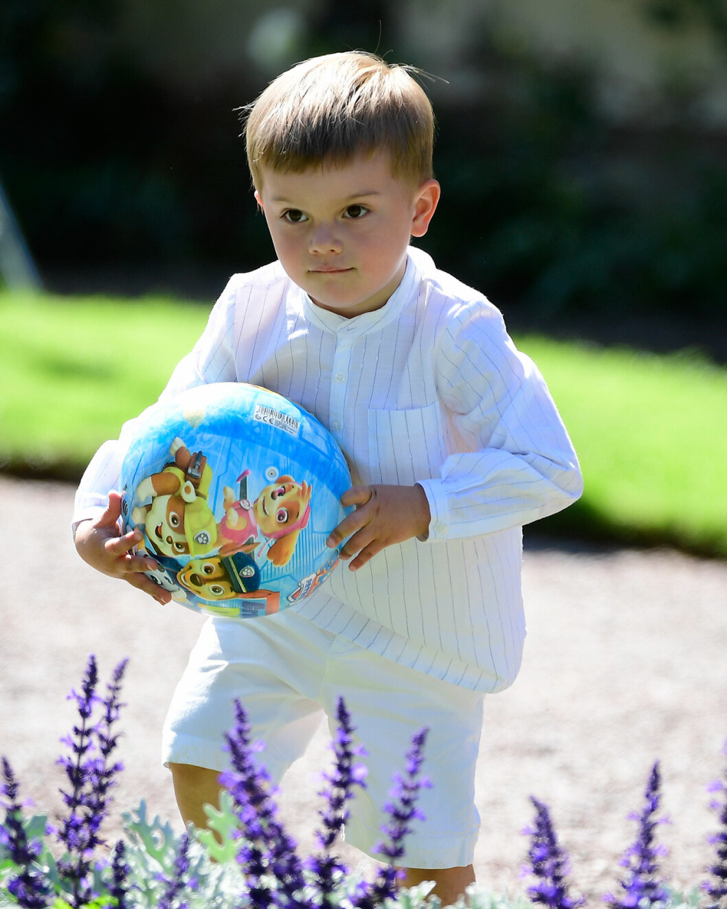 Prins Oscar med en av favoritleksakerna på Solliden. prins oscar boll solliden