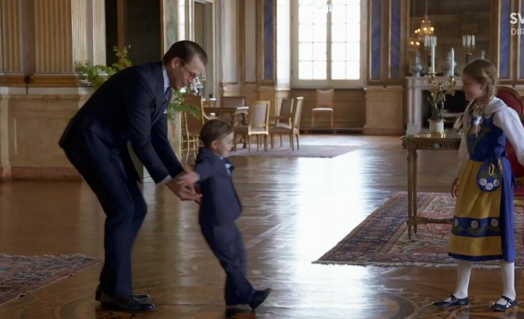 Men vad händer här? Estelle och Oscar låtsades svimma i pappa Daniels famn. prins daniel prins oscar