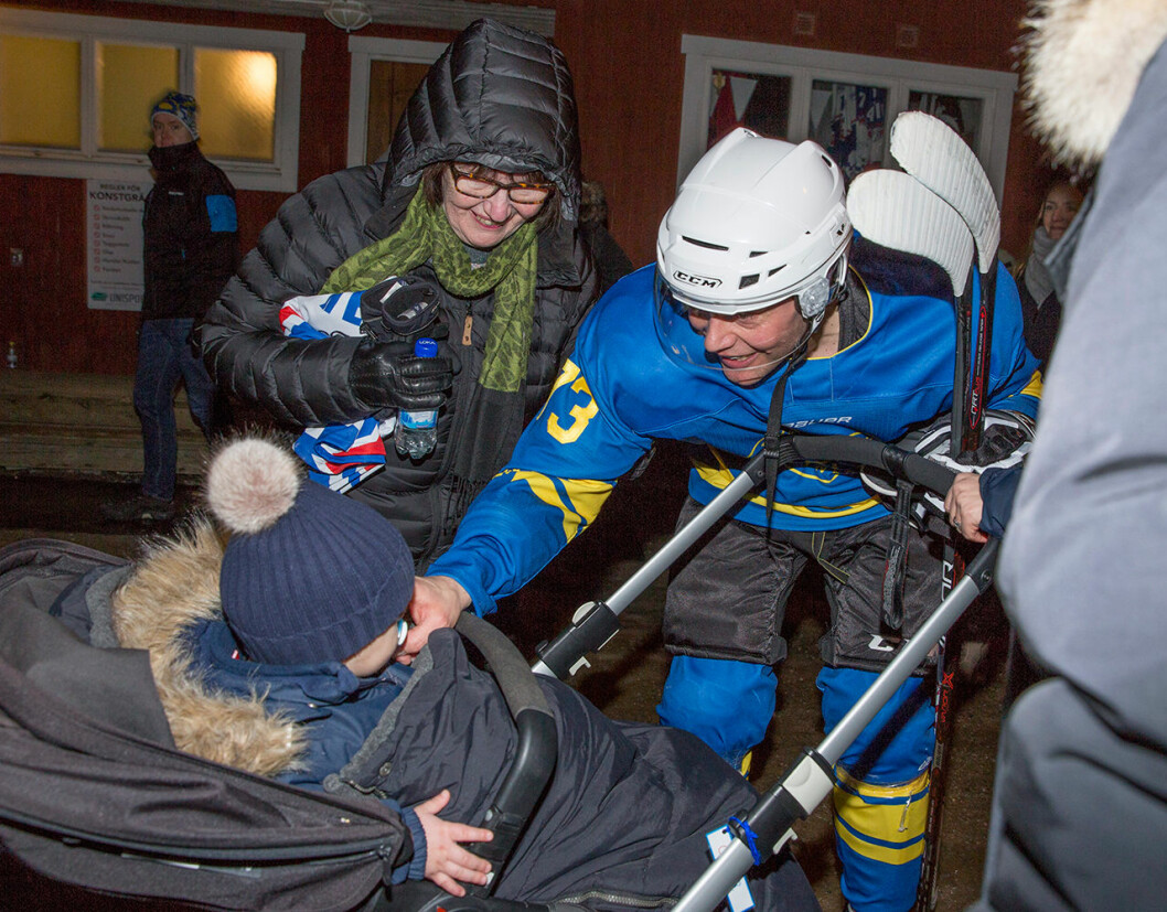 Oscar, Ewa och Daniel under invigningen av den nya multi-sporthallen i Ockelbo. prins oscars relation med farmor ewa