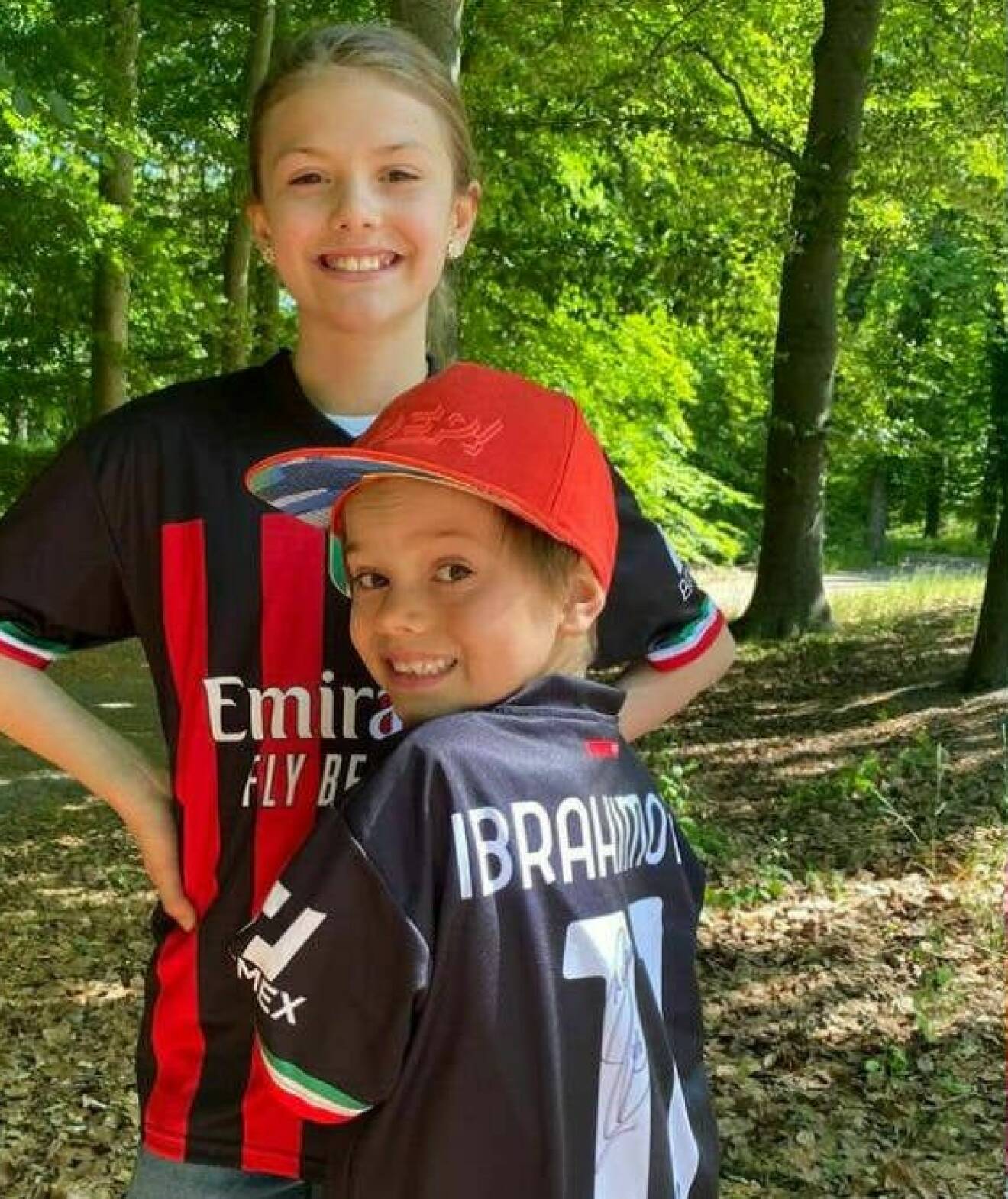 Prinsessan Estelle och prins Oscar i varsin fotbollströja med Zlatan Ibrahimovics namn på ryggen