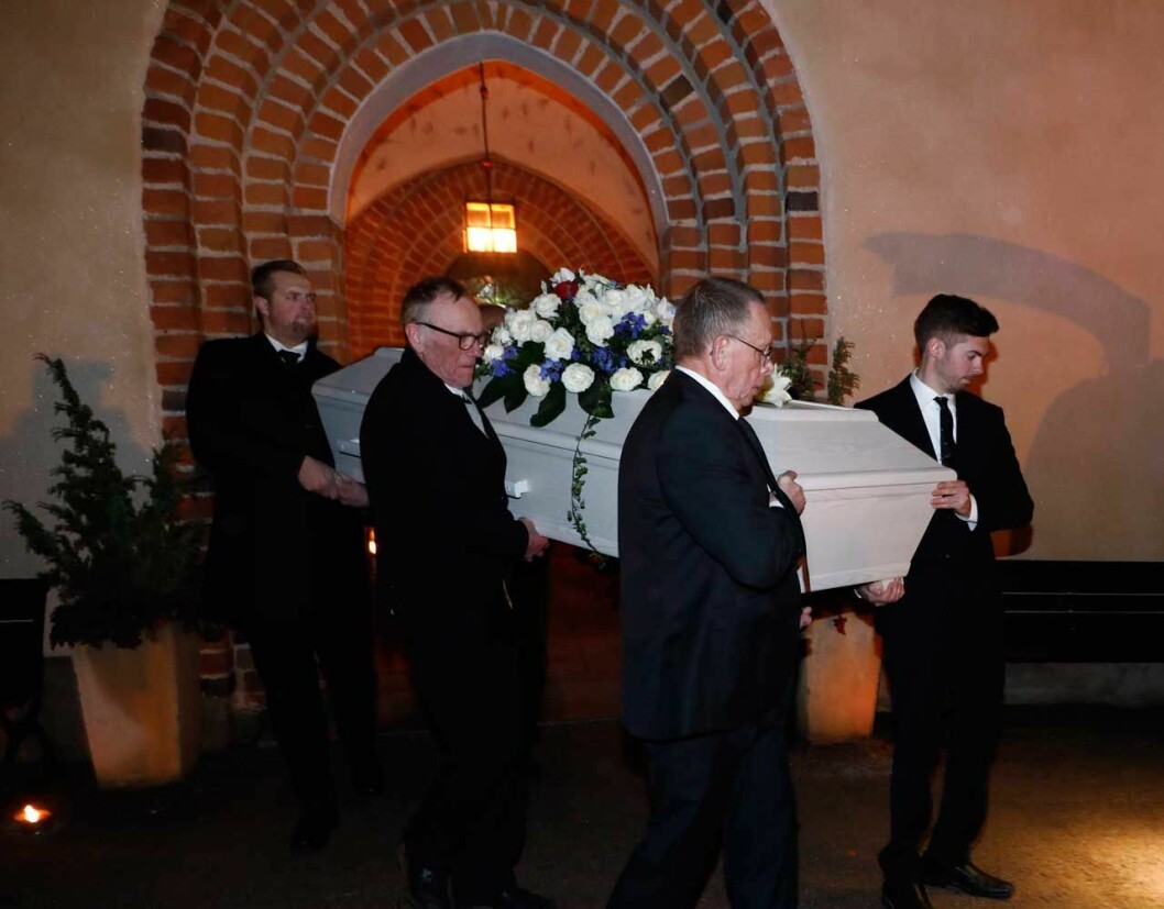 Oscar Oscis Bernadottes kista, dekorerad med blommor i blått och vitt.