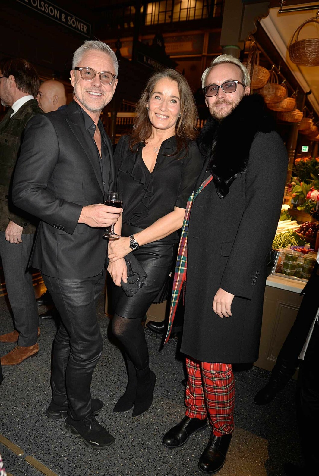 Hovfrisör Johan Hellstrand och pr-proffset Fredrik Robertsson flankerade Agneta Sjödin. Hovfrisör Johan Hellstrand och pr-proffset Fredrik Robertsson flankerade Agneta Sjödin.