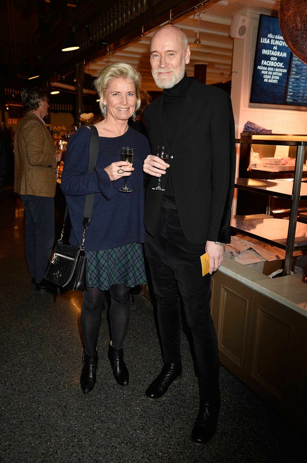 Författarinnan Louise Boije af Gennäs smuttade champagne med designern Lars Wallin. Författarinnan Louise Boije af Gennäs smuttade champagne med designern Lars Wallin.