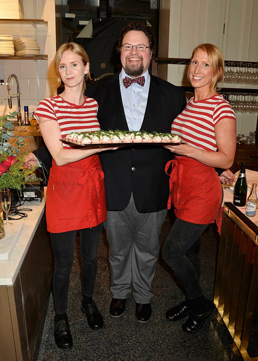 Så där ja! Edward Blom såg fram emot att få avnjuta kvällens alla läckerheter! Här med Jessica Enström och Christine Wallgren. Så där ja! Edward Blom såg fram emot att få avnjuta kvällens alla läckerheter! Här med Jessica Enström och Christine Wallgren.