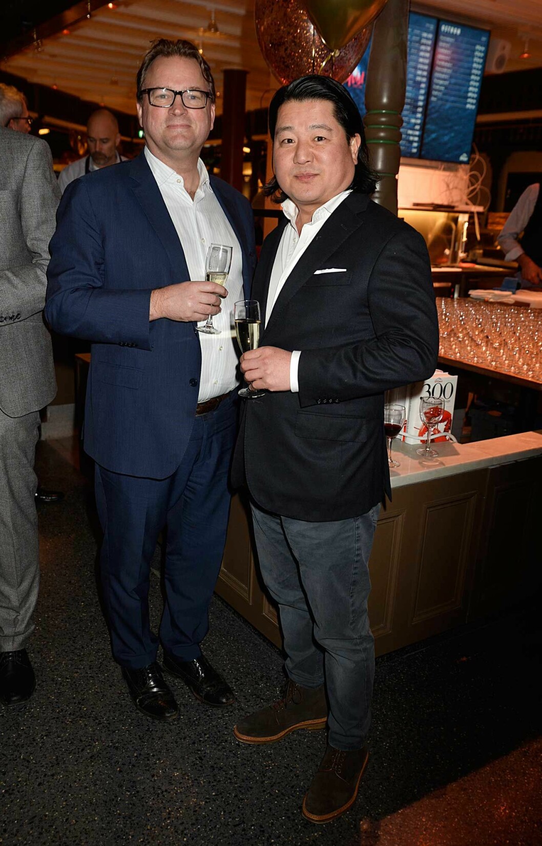 Fredrik Edensvärd och Jakob af Petersens skålade i champagne för invigningsfesten. Fredrik Edensvärd och Jakob af Petersens skålade i champagne för invigningsfesten.