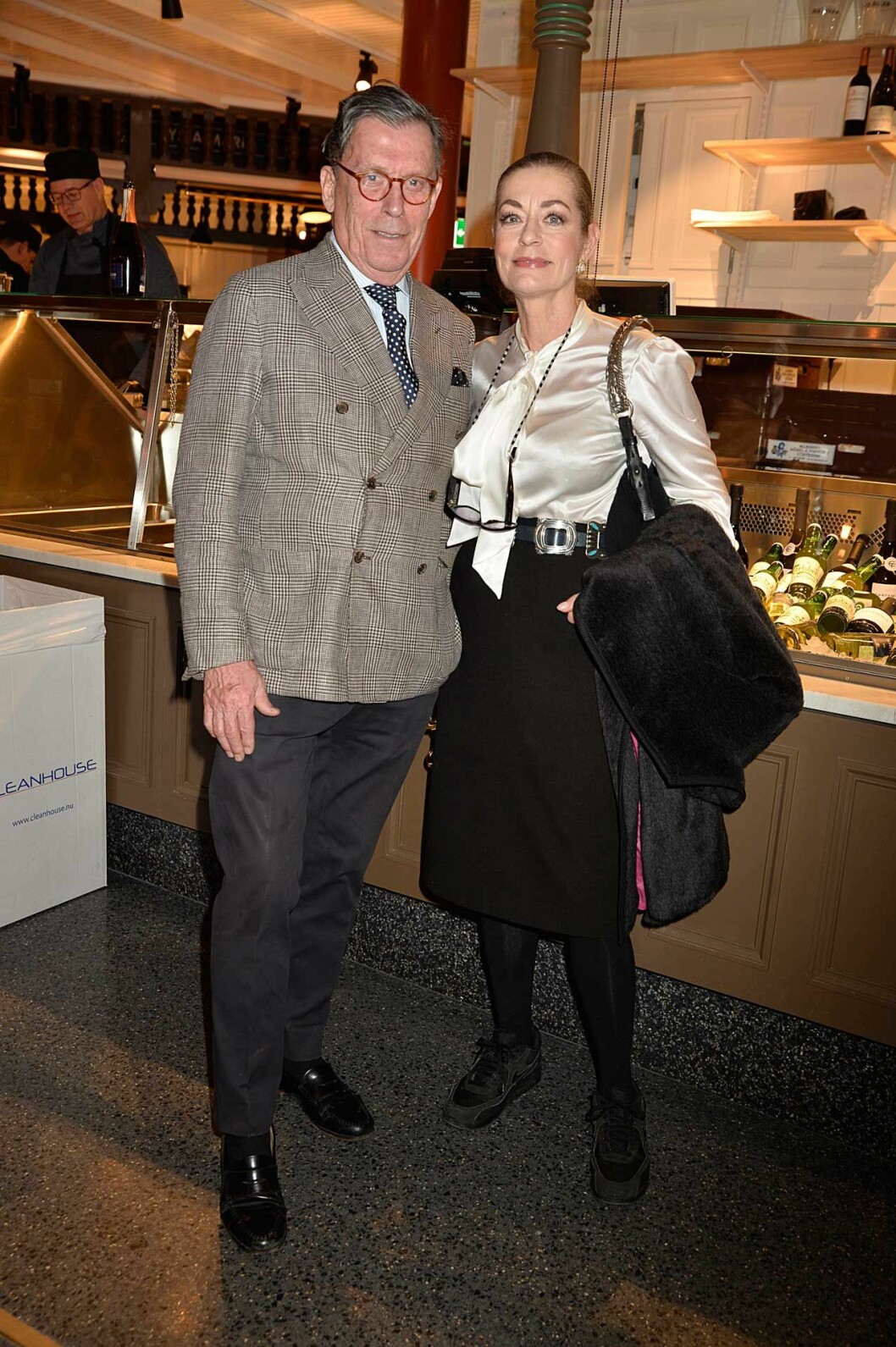 Camilla Thulin glänste i sin snygga blus tillsammans med Hans Dyhlén. Camilla Thulin glänste i sin snygga blus tillsammans med Hans Dyhlén.