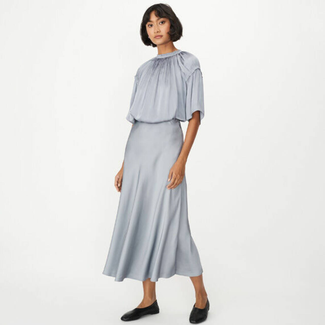 Outfit jul och nyår 2021: ljusblått satinset med blus och kjol från Wera